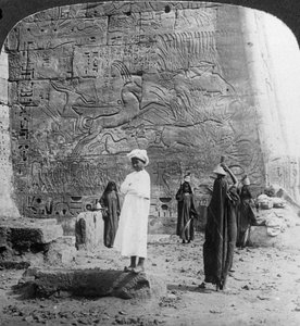 La caccia al toro selvatico, scolpita su una parete del tempio a Medinet Habu, Tebe, Egitto, 1905 da Underwood and Underwood