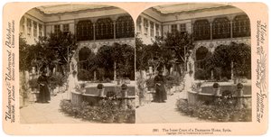 Il cortile interno di una casa di Damasco, Siria, 1900 da Underwood and Underwood