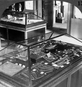 I magnifici gioielli della Regina Ahhotep c1560AC-1530AC, Museo del Cairo, Egitto, 1905 da Underwood and Underwood