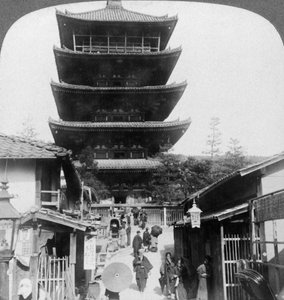 Il lato ovest della pagoda a cinque piani Yasaka, Kyoto, Giappone, 1904 da Underwood and Underwood