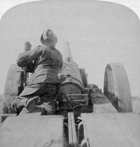 Addestramento di uno dei cannoni da 4,7 pollici della HMS Monarch sui forti di Pretoria, Sudafrica, 4 giugno 1900 da Underwood and Underwood
