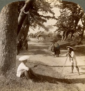 Viaggiatori che riposano sotto i pini a Suzukawa, vecchia strada postale da Tokyo a Kyoto, Giappone da Underwood and Underwood