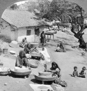 Vita di villaggio, India da Underwood and Underwood