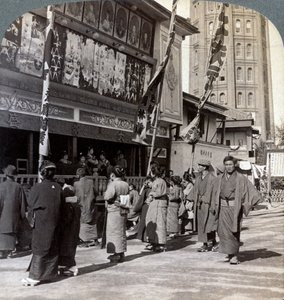 Guardando uno spettacolo gratuito su Theatre Street, guardando a nord verso la Torre di Asakusa, Tokyo, Giappone, 1904 da Underwood and Underwood