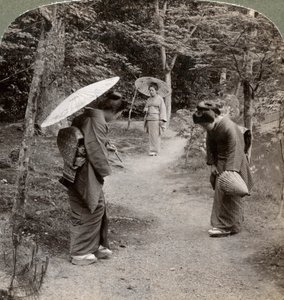 Donne nel giardino del Tempio Kinkaku-ji, Kyoto, Giappone da Underwood and Underwood