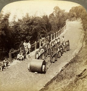 Donne che lavorano sulla Darjeeling Highway, India da Underwood and Underwood
