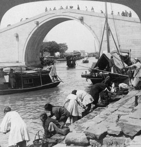 Ponte Woo Men e Gran Canale Imperiale, Suzhou, Cina da Underwood and Underwood