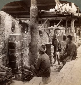Operai che osservano i forni pieni di porcellana Awata, fabbrica Kinkosan, Kyoto, Giappone, 1904 da Underwood and Underwood