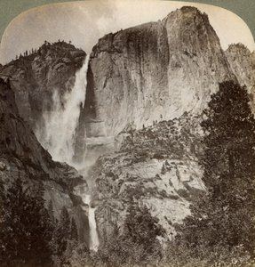 Yosemite Point e le cascate Yosemite spazzate dal vento, Yosemite Valley, California, USA da Underwood and Underwood