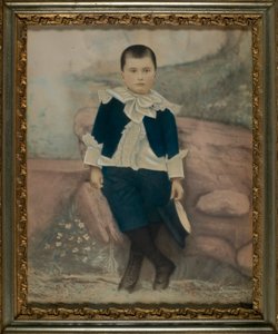 Ragazzo in abito blu elegante da Unidentified