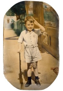 Ragazzo con pistola giocattolo da Unidentified