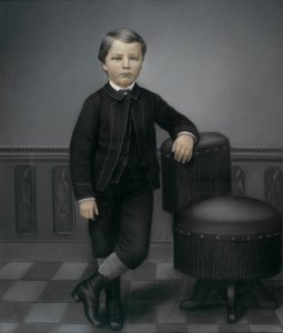 Giovane ragazzo in abito nero