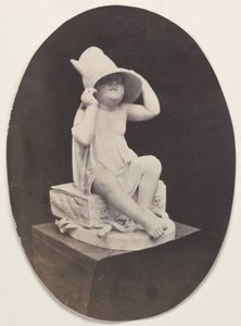 Statua di un giovane con grande cappello da un album di John R. Johnston, prima del 1857