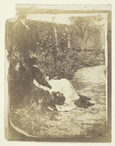 Mrs. Craik sdraiata in giardino con cappello e libro da Unknown