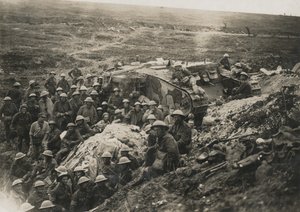 Fotografia ufficiale scattata sul fronte occidentale, 1641. Uno dei nostri carri armati a Flers., 1916