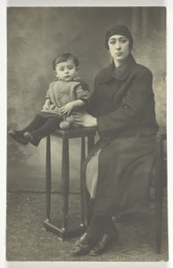 Cartolina senza titolo (Donna con ragazzo su piedistallo) da Unknown