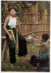 Donna asiatica che fuma oppio, circa 1898