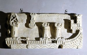 Bassorilievo che rappresenta il vecchio porto di Pisa. Si notano le catene che bloccano l