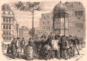 Boulevard Pigalle a Parigi: folla parigina intorno a una colonna Morris durante la vendita dei giornali da Unknown