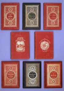 Diverse copertine dei libri di Jules Verne pubblicati nelle edizioni Hetzel. Collezione della biblioteca Verne. Parigi.