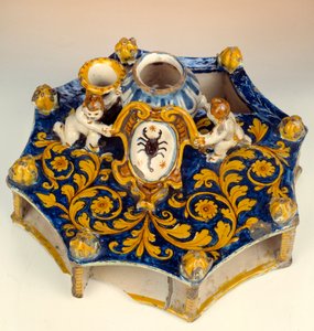 Scrittura a otto sezioni realizzata in maiolica (maiolica) in colori blu scuro, giallo e verde pallido. 1560-1570 Enouen, Museo Nazionale del Rinascimento da Unknown artist