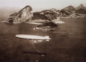 Graf Zeppelin (Graf-Zeppelin) nella baia di Rio de Janeiro sullo sfondo del "pane di zucchero" il 25/05/1930 da Unknown Artist