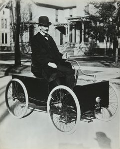 Henri Ford guidò la sua prima automobile a benzina per le strade di Detroit nel 1896 (quadriciclo a trasmissione a catena), Collezione Privata da Unknown artist