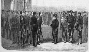 Gennaio 1873: Adolphe Thiers (1797-1877), politico francese, Presidente della Repubblica accompagnato dal Ministro della Guerra e dal Generale Hartung visita l