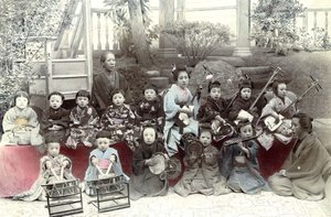 Bambini giapponesi che suonano musica, fine XIX secolo da Unknown artist