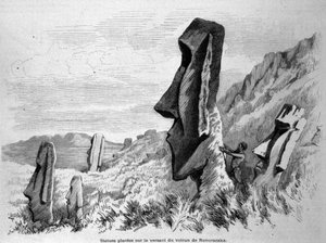 Statue poste sul pendio del vulcano di Ronoraraka sull