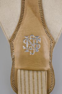 Bretelle, c.1880 (dettaglio), raso bianco ricamato, pelle, argento, produttore sconosciuto da Unknown artist