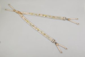 Bretelle, c.1880, Raso bianco ricamato, pelle, argento, Produttore sconosciuto