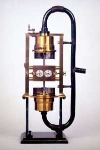 La “doppia sirena” di Hermann Ludwig Ferdinand von Helmholtz (1821-1894), fisico e fisiologo tedesco, che studiò ampiamente i meccanismi dell