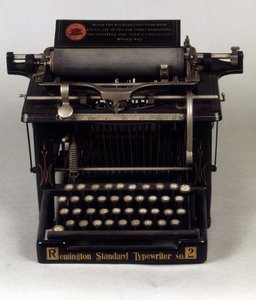 Macchina da scrivere, Modello Remington da Unknown artist