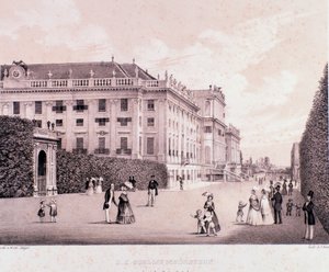 Passeggiatori nel parco del Palazzo di Schönbrunn a Vienna