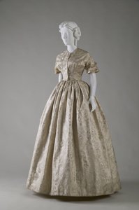 Abito da sposa (vista frontale obliqua) da Unknown artist