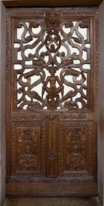 Porta intagliata in legno con scheletro. XVI secolo