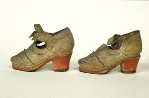 Modello di scarpa con tacco rosso del XVII secolo, Museo del Castello, Milano da Unknown artist