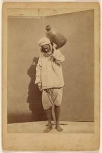 [uomo arabo che trasporta una brocca] da Unknown artist
