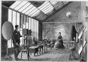 Atelier di posa di un appassionato di fotografia con i suoi accessori in Francia nel 1888. in "La Nature" del 1888. da Unknown artist