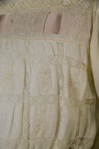 Camicia da notte di Bertha Palmer, c.1880 (dettaglio), cotone bianco, pizzo, ricamo e nastro di seta da Unknown artist