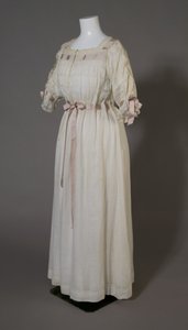 Camicia da notte di Bertha Palmer, c.1880 (vista frontale obliqua), cotone bianco, pizzo, ricamo e nastro di seta da Unknown artist