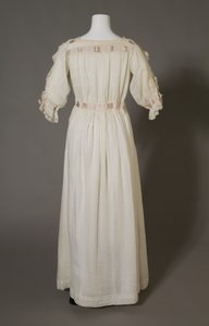 Camicia da notte di Bertha Palmer, c.1880, cotone bianco, pizzo, ricamo e nastro di seta