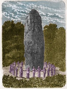 Druidesse che danza intorno a un menhir