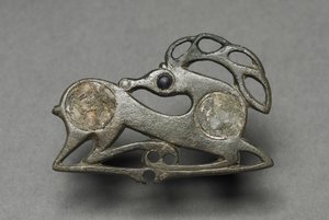 Fibula a forma di cervo sdraiato da Unknown artist