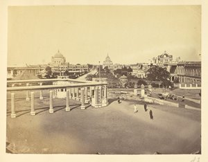 [Colonne scanalate e cortile del Kaiserbagh, Lucknow].