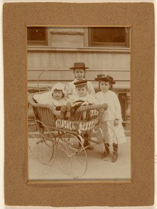 [Quattro bambini a New York: due in passeggino, due in piedi]. da Unknown artist