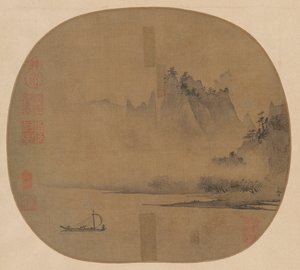 Vela piena sul fiume nebbioso