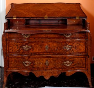 Mobili: cassettone in legno di cedro. Circa 1735-1745. Collezione privata da Unknown artist