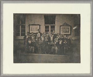 [Ritratto di gruppo di scolari e del loro insegnante, Germania settentrionale]. da Unknown artist